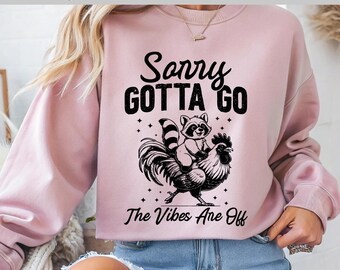 Lo siento, me tengo que ir. Las vibraciones están apagadas. DTF. Divertido mapache-gallo. Diseño animal peculiar. Transferencia DTF. Listo para imprimir. Directo a película.