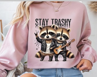 Stay Trashy DTF: Diseño de banda de mapaches genial, diseño de camiseta de animal rockero, diseño de mapache divertido, transferencia DTF, listo para imprimir, directo a película