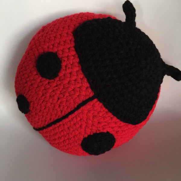 CROCHET LADYBUG PILLOW, handgemachte Kissen, häkeln Kissen, rot und schwarz Runde Kissen