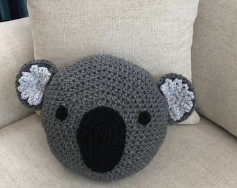 Crochet Koala Oreiller, Oreiller fait main, Oreiller Koala, Oreiller gris, oreiller animal, Oreiller au crochet