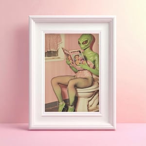 Lámina artística divertida para el baño / Póster de extraterrestre / Arte mural OVNI / Criatura en el inodoro / Decoración de los años 70 / Obra de arte extraña / Beam Me Up Susie