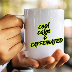 Taza de cerámica de 325 ml &quot;Fresco, tranquilo y con cafeína&quot;