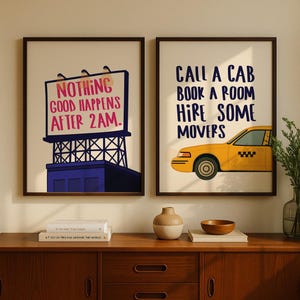 Può includere: Due stampe artistiche incorniciate con testo. Una recita "NIENTE DI BUONO ACCADE DOPO LE 2 DEL MATTINO" su un cartellone pubblicitario. L'altra dice "CHIAMA UN TAXI PRENOTA UNA CAMERA ASSUMI DEI TRASLOCATORI" con un taxi giallo. Le stampe sono esposte su un mobile di legno.