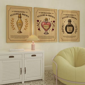 Könnte beinhalten: Drei gerahmte Vintage-Drucke mit dem Text "Enchanting Elixirs & Brews". Jeder Druck zeigt ein anderes Design einer Zaubertrankflasche mit Textetiketten: "Felix Felicis", "Amortentia" und "Draught of Living Dead". Die Drucke sind in goldenen Rahmen.