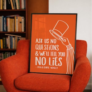 Puede incluir: Impresión artística enmarcada en naranja con texto blanco: "ASK US NO QUESTIONS & WE'LL TELL YOU NO LIES" y un dibujo de una mano sosteniendo un sombrero de copa. Firmado "- FRED & GEORGE WEASLEY".