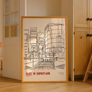 以下が含まれることがあります： 都市景観の白黒線画が描かれた、額装されたアートプリント。 アートワークには、赤い文字で「ALICE IN BORDERLAND」と書かれています。 プリントは明るい茶色の木製フレームに入っており、木製のキャビネットに立てかけられています。