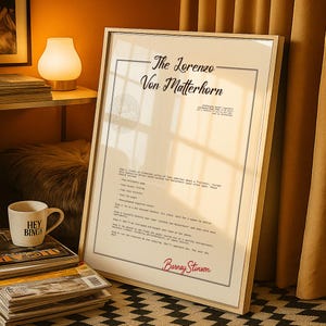 Może przedstawiać: Oprawiony wydruk z tekstem "The Lorenzo Von Matterhorn" i "Barney Stinson" w czerwonym skrypcie. Wydruk zawiera listę kroków. Biały kubek z napisem "HEY BING" znajduje się na stosie czasopism.