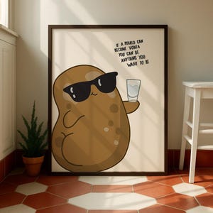 Puede incluir: Impresión artística enmarcada con una patata de dibujos animados con gafas de sol, sosteniendo un vaso de chupito. El texto dice: "Si una patata puede convertirse en vodka, puedes ser lo que quieras ser."