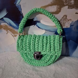 Bolso de crochet, hecho a mano, color verde claro. Tendencia.