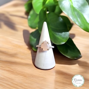 Anillo de piedra solar bañado en oro: joyería luminosa, confianza y vitalidad.