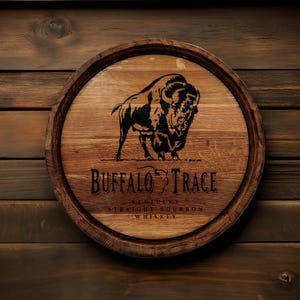 K&ouml;nnte beinhalten: Ein Holzschild mit einer schwarzen B&uuml;ffel-Silhouette und dem Text "Buffalo Trace Kentucky Straight Bourbon Whiskey".