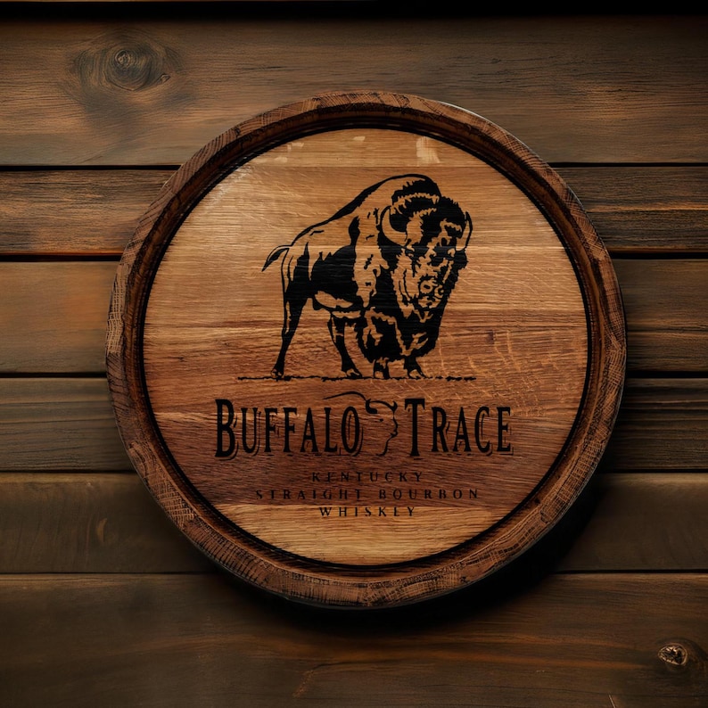 K&ouml;nnte beinhalten: Ein Holzschild mit einer schwarzen B&uuml;ffel-Silhouette und dem Text "Buffalo Trace Kentucky Straight Bourbon Whiskey".