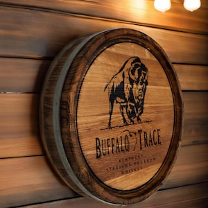Personalisiertes Buffalo Trace Kentucky Straight Whisky Bourbon Eichenfasskopfschild, kundenspezifische Fassdeckelwandkunst, Fassoberteil, rustikales Bardekor Bild 1