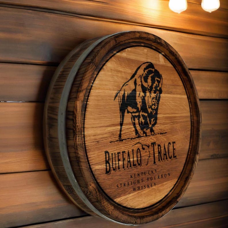 Personalisiertes Buffalo Trace Kentucky Straight Whisky Bourbon Eichenfasskopfschild, kundenspezifische Fassdeckelwandkunst, Fassoberteil, rustikales Bardekor Bild 1