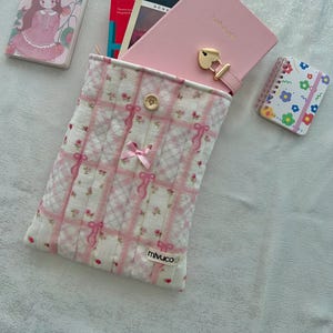 pochette pour livre, pochette pour livre, cartable, couverture de livre, idée cadeau livresque, accessoires de livres, cadeau de Noël, cadeau pour elle, cadeau fait main