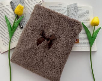 Boekhoes, boeketui, boekomslag, boekenkast, verjaardagscadeau, cadeau boekenliefhebber, cadeau voor haar