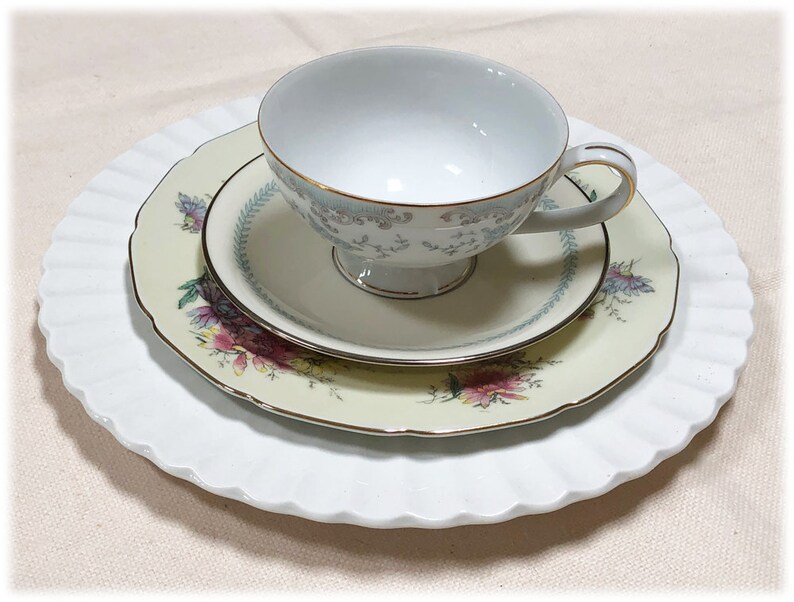 Cottage Chic Farmhouse Shabby Vintage Mismatched Pattern China /& Glass Place Setting Floral 5 Pcs