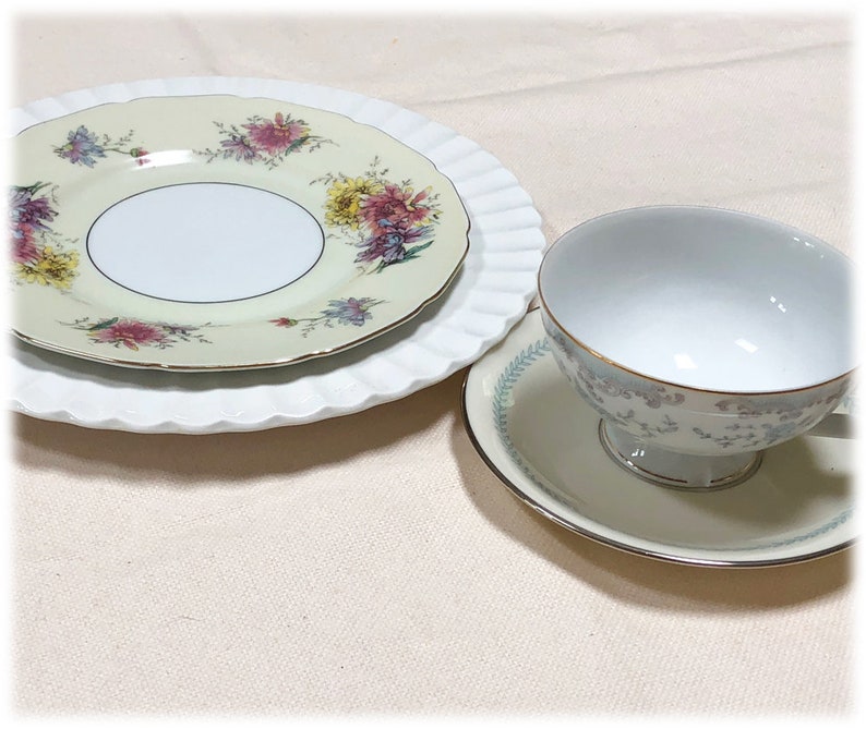Cottage Chic Farmhouse Shabby Vintage Mismatched Pattern China /& Glass Place Setting Floral 5 Pcs