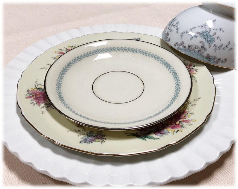 Cottage Chic Farmhouse Shabby Vintage Mismatched Pattern China /& Glass Place Setting Floral 5 Pcs