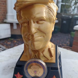 Silk Gold Donald Trump Bust Statue Collectible Figurine with Presidential Seal