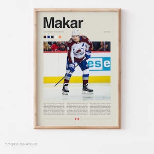 Puede incluir: Un póster enmarcado con un jugador de hockey sobre hielo con un uniforme burdeos, azul marino y blanco, sosteniendo un palo de hockey sobre una pista de hielo. El póster incluye el nombre "Makar" y el nombre del equipo "Colorado Avalanche". La palabra "Defence" también es visible.