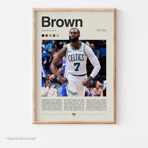 Puede incluir: Póster enmarcado con el jugador de baloncesto Jaylen Brown con el uniforme de los Boston Celtics. El póster tiene un fondo beige con el nombre "Brown" en letras grandes y oscuras. También se muestra el logotipo de los Celtics y la información del jugador.