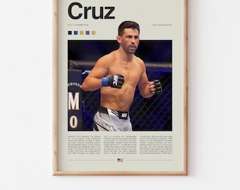 Puede incluir: Un póster enmarcado con el nombre "Cruz" en letras negras en negrita y "UFC CHAMPION" debajo. El póster incluye una fotografía de un luchador de la UFC masculino en posición de combate, con guantes y pantalones cortos negros y azules. El póster está en un marco de madera.