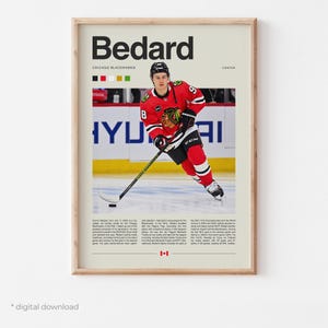 Op de afbeelding: Een ingelijste poster met Connor Bedard in een Chicago Blackhawks-shirt. De poster heeft een beige achtergrond met de naam van de speler in grote zwarte letters. De afbeelding bevat het teamlogo en de Canadese vlag.