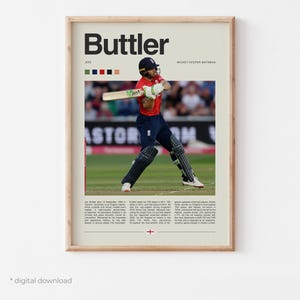 Puede incluir: Un póster enmarcado con el jugador de críquet Buttler en acción, sosteniendo un bate. El póster tiene el nombre "Buttler" en la parte superior, con texto y bloques de color. El jugador lleva una camisa roja y pantalones azul marino. El fondo es un campo de críquet.