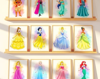 Op de afbeelding: Een verzameling ingelijste aquarelprints met verschillende Disney-prinsessen. Elke print toont een andere prinses in haar iconische outfit, met levendige kleuren en een aquareleffect. De prints worden tentoongesteld op houten planken.