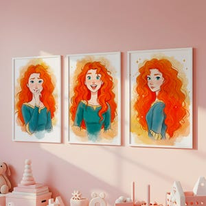 Op de afbeelding: Drie ingelijste kunstdrukken met een aquarelillustratie van een vrouw met lang, krullend rood haar en een blauwgroene jurk. Elke print toont een andere uitdrukking. De achtergrond heeft een gele en oranje aquarelwas.