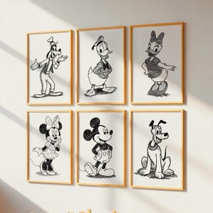 Puede incluir: Seis bocetos en blanco y negro enmarcados de personajes de Disney, incluyendo a Goofy, Pato Donald, Daisy Duck, Minnie Mouse, Mickey Mouse y Pluto. Cada boceto está en un marco de madera, creando un conjunto cohesivo de arte mural.