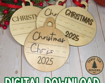 Puede incluir: Adornos navideños redondos de madera con las palabras "CHRISTMAS" y "CHRISTY" grabadas. Los adornos tienen líneas para personalización y están sujetos a cintas rojas. La imagen también incluye el texto "DIGITAL DOWNLOAD".