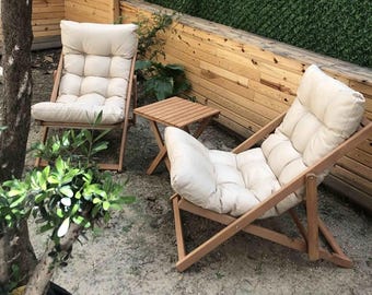 Handgefertigte Holz-Sonnenliege: Sitzmöbel mit Auflagen