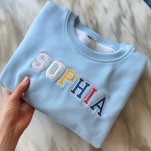 Moletom bordado com nome personalizado, gola redonda com letras multicoloridas, camisa colorida personalizada, presente fofo para ela, blusa moderna e elegante