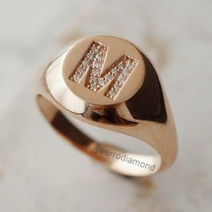 Anillo de diamantes con la letra M del alfabeto, anillo de sello de moissanita redonda con engaste pavé, anillo unisex de oro amarillo macizo de 10 k, regalo de aniversario