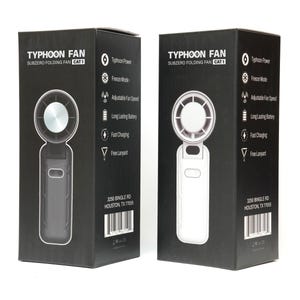 以下が含まれることがあります： Typhoon Fan Subzero Folding Fan Cat 1の黒い長方形の製品箱2つ。片方の箱にはダークグレーの携帯扇風機、もう片方には白い携帯扇風機が描かれています。各箱には、パワー、フリーズモード、速度、バッテリー、充電、ストラップのアイコンが表示されています。