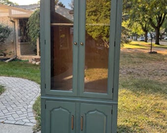 Thomasville Book Shelf/Liquor Cabinet/ Coffee Hutch