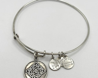 Alex und Ani Energy Kollektion Silberfarbener keltischer Knoten Charm Armreif