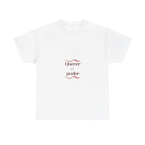 Op de afbeelding: Wit T-shirt met de tekst "Querer es poder" in rode letters.