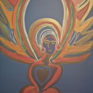 Op de afbeelding: Een schilderij van een gestileerde engel met vleugels gemaakt van kleurrijke, draaiende lijnen. De engel heeft een blauw gezicht, een hartvormige borst en een rood-oranje-gele jurk.