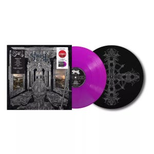 Può includere: Un set di due dischi in vinile della band Ghost. La copertina dell'album presenta un'illustrazione in bianco e nero di una cattedrale gotica. I dischi in vinile sono viola e neri.