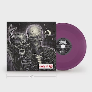 Könnte beinhalten: Eine lila Vinyl-Schallplatte und ihre Albumhülle. Die Albumhülle zeigt eine Schwarz-Weiß-Illustration von zwei Skeletten. Die Schallplatte hat einen Durchmesser von etwa 10 cm und trägt den Text "only at Target" auf der Albumhülle.