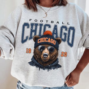Chicago Bear com gorro e óculos de sol - Mascote do time estadual de futebol Design de camiseta estiloso, PNG Clipart para sublimação, transferência DTF
