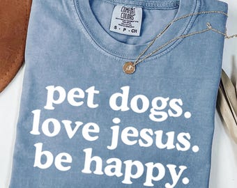 Camiseta "Perros y Jesús" con colores cómodos, ideal para amantes de los perros, regalo divertido para mamás perrunas, ropa que los perros aman a Jesús, camiseta cristiana moderna con fe.