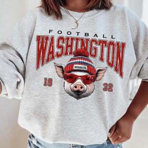 Trendiges Schwein in Mütze mit Sonnenbrille - Washington Football State Team Masco - Lustige PNG Clipart für T-Shirt-Design, Tassenverpackung und DTF-Transfer