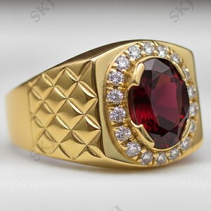 Anello da uomo in oro 14 carati con rubino ovale e fascia con pietra preziosa rossa, pietra portafortuna di luglio.