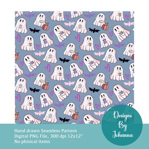 Op de afbeelding: Een naadloos patroon met witte cartoongeesten met koffiekopjes, pompoenen, vleermuizen en harten op een blauwe achtergrond. Het ontwerp bevat de tekst "Designs By Johanna" en productdetails.