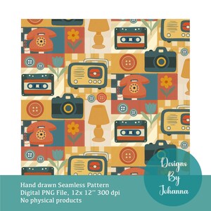 Op de afbeelding: Een naadloos patroon met retro illustraties van vintage telefoons, radio's, camera's, cassettes, lampen, bloemen en knopen. Het ontwerp is geplaatst tegen een achtergrond van vierkanten in tinten oranje, blauw en geel. De tekst luidt "Hand drawn Seamless Pattern, Digital PNG File, 30.5 x 30.5 cm 300 dpi, No physical products, Designs By Johanna."