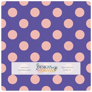 Op de afbeelding: Een digitaal naadloos patroon met grote, lichtperzik polka dots op een donkerpaarse achtergrond. De afbeelding bevat de tekst "Hand drawn Seamless pattern" en "DESIGNS BY JOHANNA DESIGNS FOR EVERYDAY JOY Digital PNG File 300dpi 12".